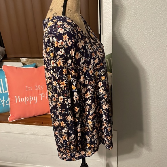 Vince Camuto V-neck 3/4 sleeve blouse with cuffed sleeves, SIZE 2X - Picture 5 of 8